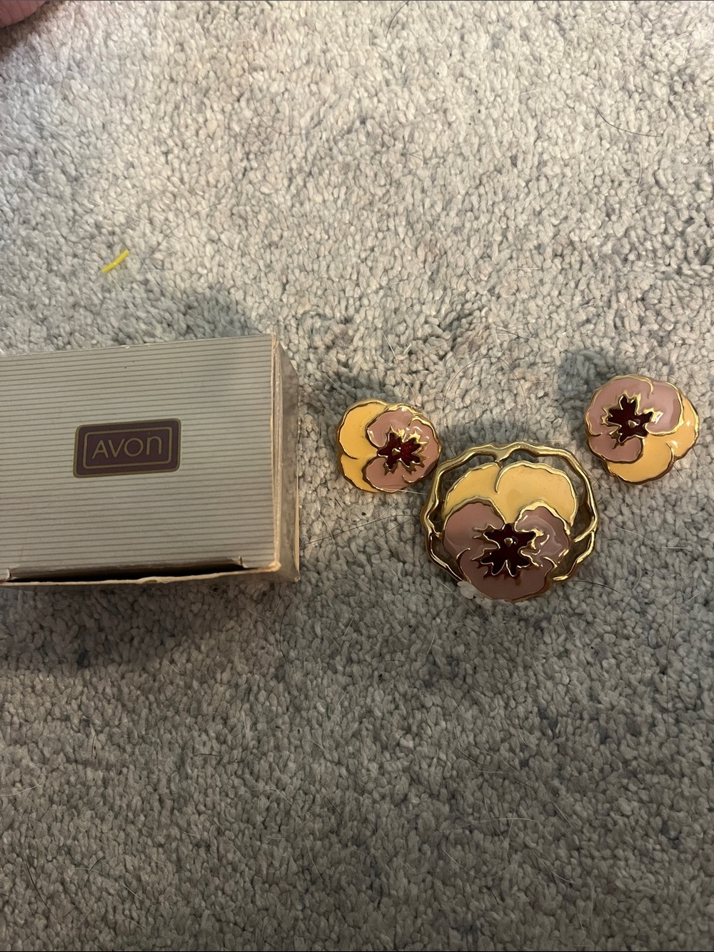 NOS Vintage Avon “Full Bloom” Gold-Tone Pansy Brooch and Clip Earrings Set